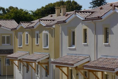 a row of houses with roofs at La Résidence Les Grands Vignobles in Libourne