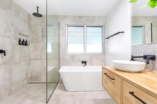 Un baño de Styled 3 BR Tropical Family Home w Pool at Coolum