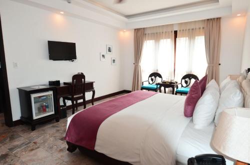 Televisyen dan/atau pusat hiburan di Hoian Central Hotel
