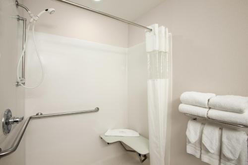 Bathroom sa Ramada Limited and Suites Bloomington