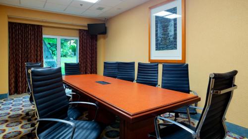 a conference room with a wooden table and chairs at Holiday Inn Express & Suites Cuernavaca by IHG in Cuernavaca