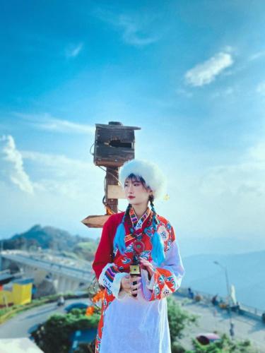 a woman is standing on top of a building at Rosalia Hotel Tam Đảo in Tam Ðảo