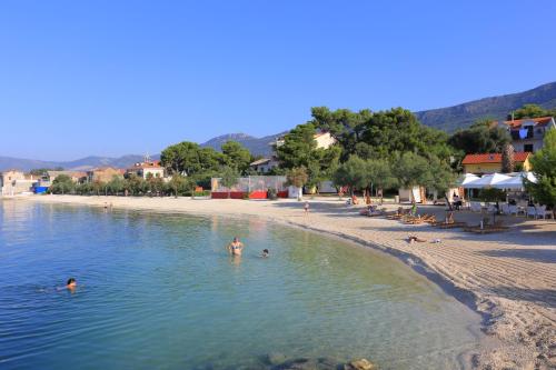 Apartments with a parking space Kastel Gomilica, Kastela - 15696