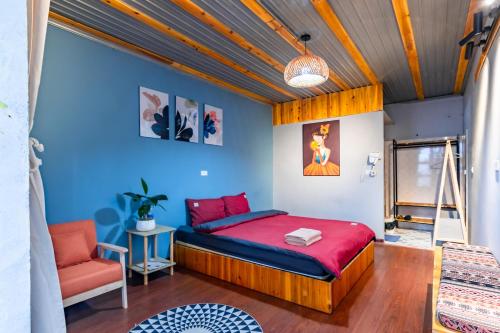 ein Schlafzimmer mit einem Bett und einem Stuhl in der Unterkunft Gạo House & Coffee in Sa Pa