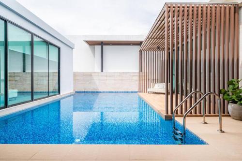 Bazén v ubytování Mövenpick 4-Bedroom Pool Villa Beach Access, Na Jomtien Pattaya nebo v jeho okolí