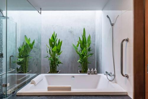 Koupelna v ubytování Mövenpick 4-Bedroom Pool Villa Beach Access, Na Jomtien Pattaya