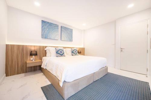 Postel nebo postele na pokoji v ubytování Mövenpick 4-Bedroom Pool Villa Beach Access, Na Jomtien Pattaya