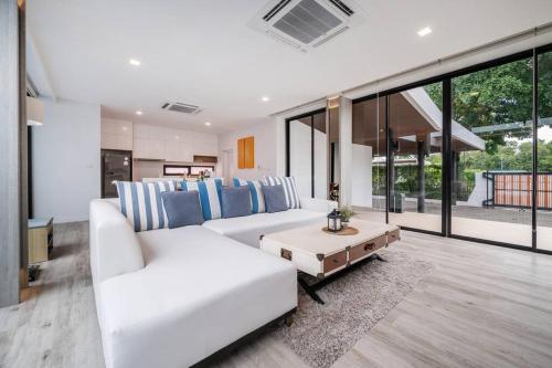 Posezení v ubytování Mövenpick 4-Bedroom Pool Villa Beach Access, Na Jomtien Pattaya