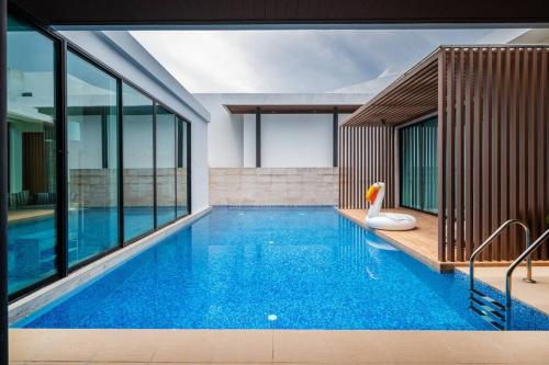 Bazén v ubytování Mövenpick 4-Bedroom Pool Villa Beach Access, Na Jomtien Pattaya nebo v jeho okolí