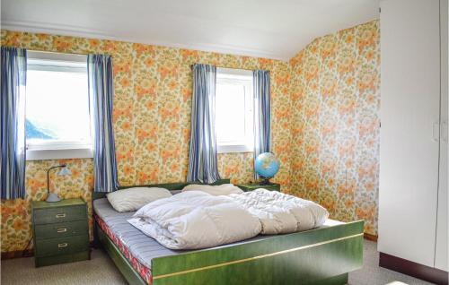 Llit o llits en una habitació de Stunning Home In Brekke With Kitchen