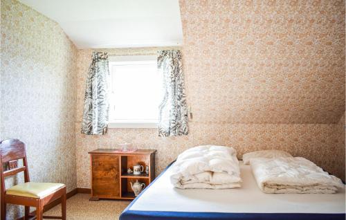 a bedroom with a bed and a window and a chair at Stunning Home In Brekke With Kitchen in Brekke