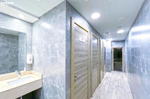 Koupelna v ubytování bnbmehomes - Great Value Works Space JVC - 807