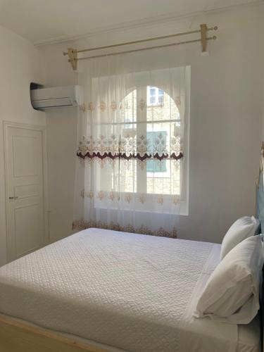 Ένα ή περισσότερα κρεβάτια σε δωμάτιο στο Maison du Cloitre Couvent des Carmes