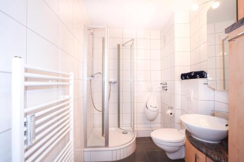 ein Bad mit einer Dusche, einem WC und einem Waschbecken in der Unterkunft Hanseat I Whg 72 in Grömitz