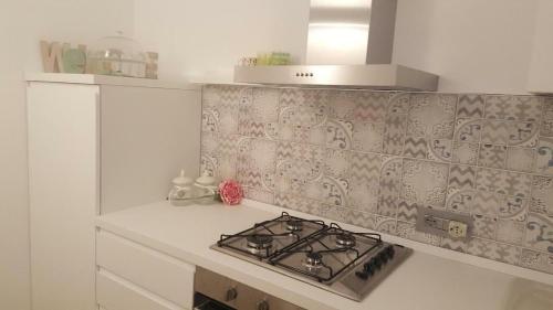 una cucina con piano cottura forno superiore accanto a un bancone di eli 's home a Vasto