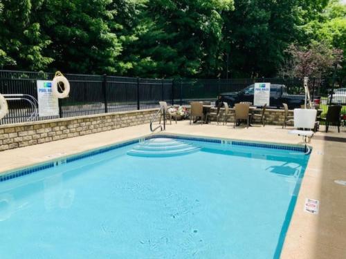 una piscina de agua azul en un patio en Holiday Inn Express Danbury I-84, an IHG Hotel, en Danbury