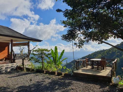 Casa con mesa y vistas a las montañas en Munduk V View House, en Munduk