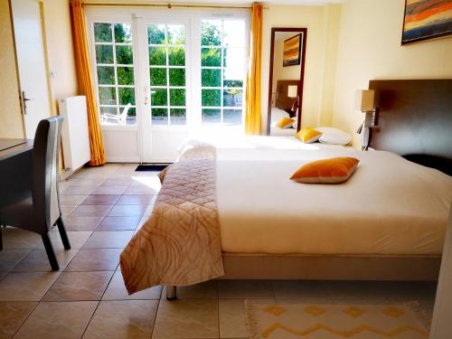 Postel nebo postele na pokoji v ubytování DSN - Domaine Suisse Normande