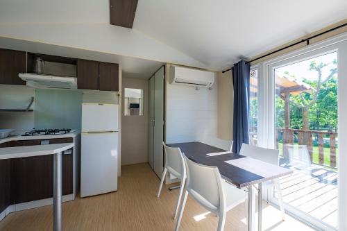 Gallery image of Mobil home 6 personnes piscine parc du Pilat le Fashion in Saint-Appolinard
