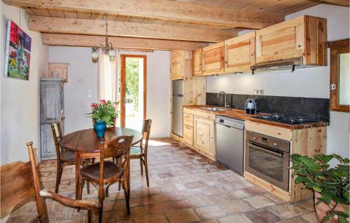 Kuchyňa alebo kuchynka v ubytovaní 2 Bedroom Beautiful Home In St Didier