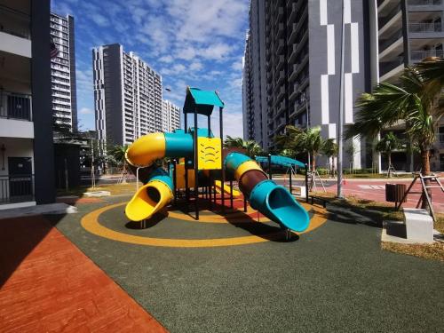 un parque infantil en medio de una ciudad en Homestay Yana - Bangi Avenue near Bangi Wonderland en Kajang
