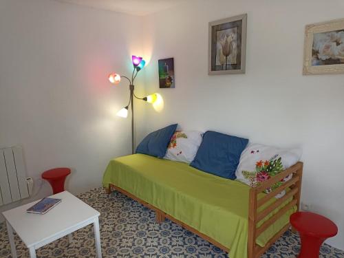 une chambre avec un lit avec une lampe et une table dans l'établissement Le Roi des chats, gîte proche de Beauval et des châteaux, à Mareuil-sur-Cher