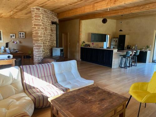 un salon avec un canapé et une table dans l'établissement Paillehouse Vosges, à Denipaire