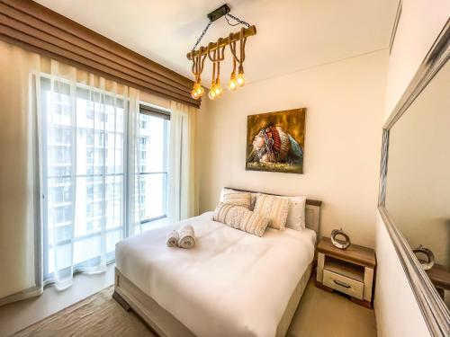 Postel nebo postele na pokoji v ubytování STAY BY LATINEM Luxury 1BR Holiday Home CV B1304 Near Burj Khalifa