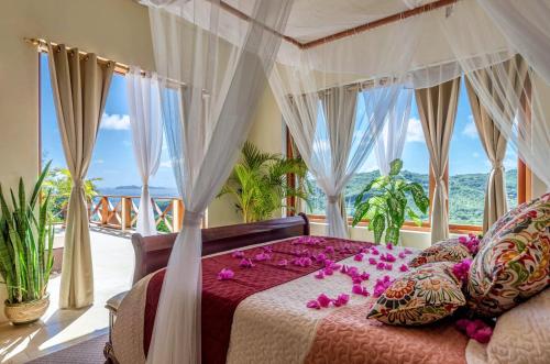 - une chambre avec un lit orné de fleurs violettes dans l'établissement Sadewa Villa, à Port Elizabeth