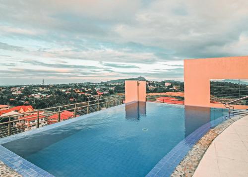 una piscina en la parte superior de un edificio en One Tagaytay Place Hotel Suites OFFICIAL ACCOUNT, en Tagaytay