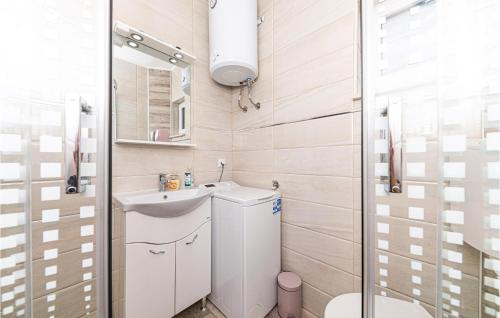 ein kleines Bad mit einem Waschbecken und einem WC in der Unterkunft Awesome Apartment In Kastel Luksic With Kitchen in Kaštela