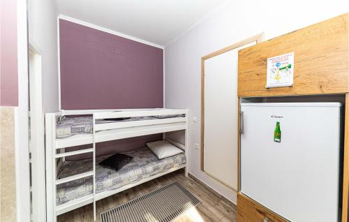 ein kleines Kinderzimmer mit einem großen TV in der Unterkunft Awesome Apartment In Kastel Luksic With Kitchen in Kaštela