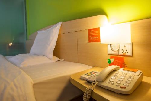 Ein Bett oder Betten in einem Zimmer der Unterkunft 7Days Inn Xi'an High-Tech Electronic City Walking Street