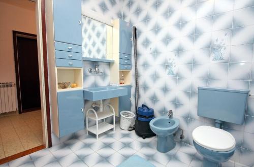 een blauwe badkamer met een toilet en een wastafel bij Apartment Drvenik Gornja vala 4890a in Drvenik