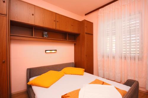 Llit o llits en una habitació de Apartment Mundanije 5072b