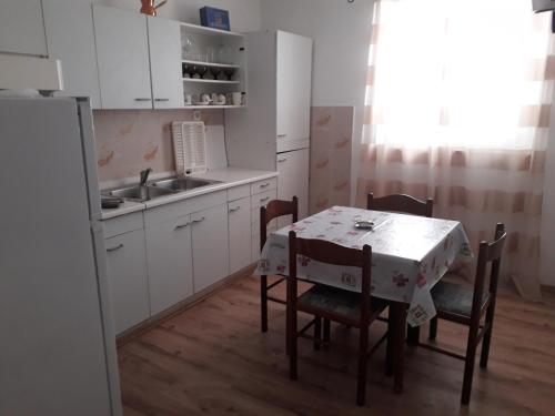Kuchyň nebo kuchyňský kout v ubytování Apartment Barbat 5070b