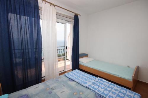 una camera con letto e finestra con vista di Apartment Zivogosce - Porat 6700a a Igrane