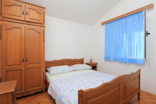 Tempat tidur dalam kamar di Apartment Podstrana 4859c