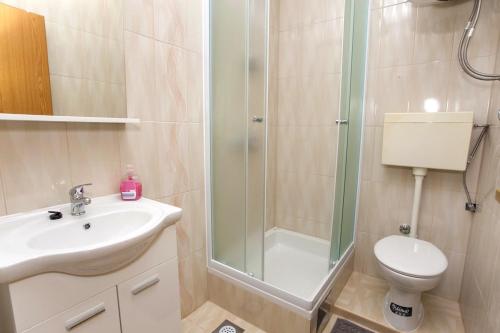 Koupelna v ubytování Apartment Baska Voda 6761c