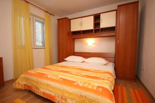 Posteľ alebo postele v izbe v ubytovaní Apartment Podgora 6764b