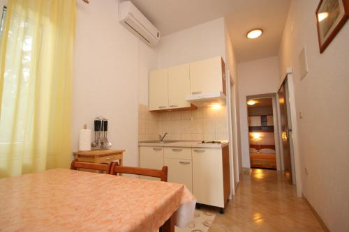 Kuchyňa alebo kuchynka v ubytovaní Apartment Podgora 6764b