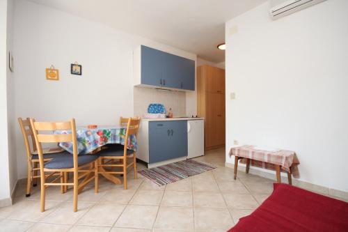 Kuchyňa alebo kuchynka v ubytovaní Apartment Podgora 6725a