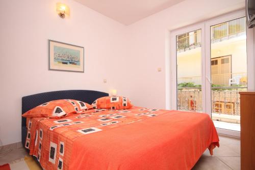 Posteľ alebo postele v izbe v ubytovaní Apartment Podgora 6725a