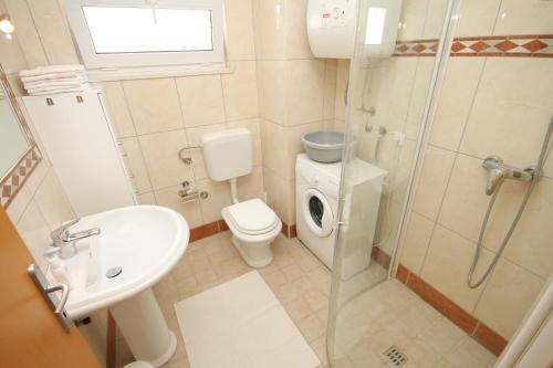 Kúpeľňa v ubytovaní Apartment Podgora 6805c