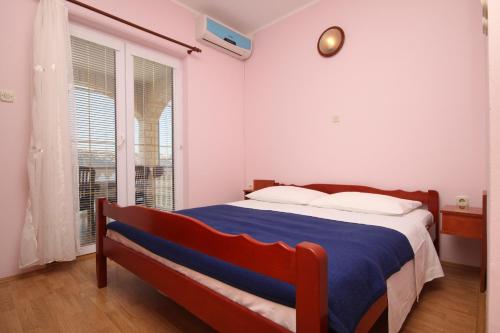 En eller flere senge i et værelse på Apartment Stara Novalja 6469b