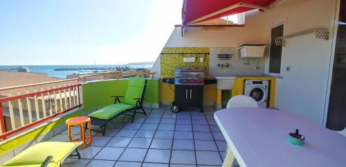 シャッカにあるThe most secluded terrace at the portのバルコニー(テーブル、椅子付)、キッチン