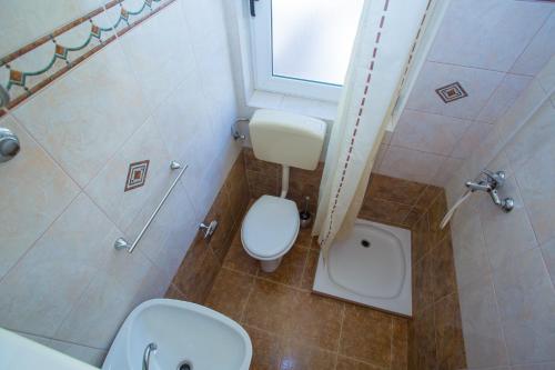 ein kleines Bad mit WC und Waschbecken in der Unterkunft Apartment Baska Voda 6761d in Baška Voda
