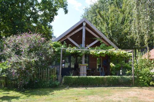 a small house with a fence in front of it at Tijdzat in Haaren