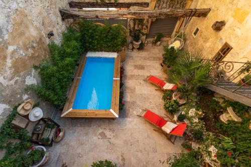 una vista aérea de una piscina en un patio en Luxueuses Suites & Chambres d'hôtes - accueil champagne, petit-déjeuner - Maison Champagne, en Condom