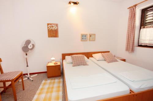 מיטה או מיטות בחדר ב-Studio Maslinica 5180a